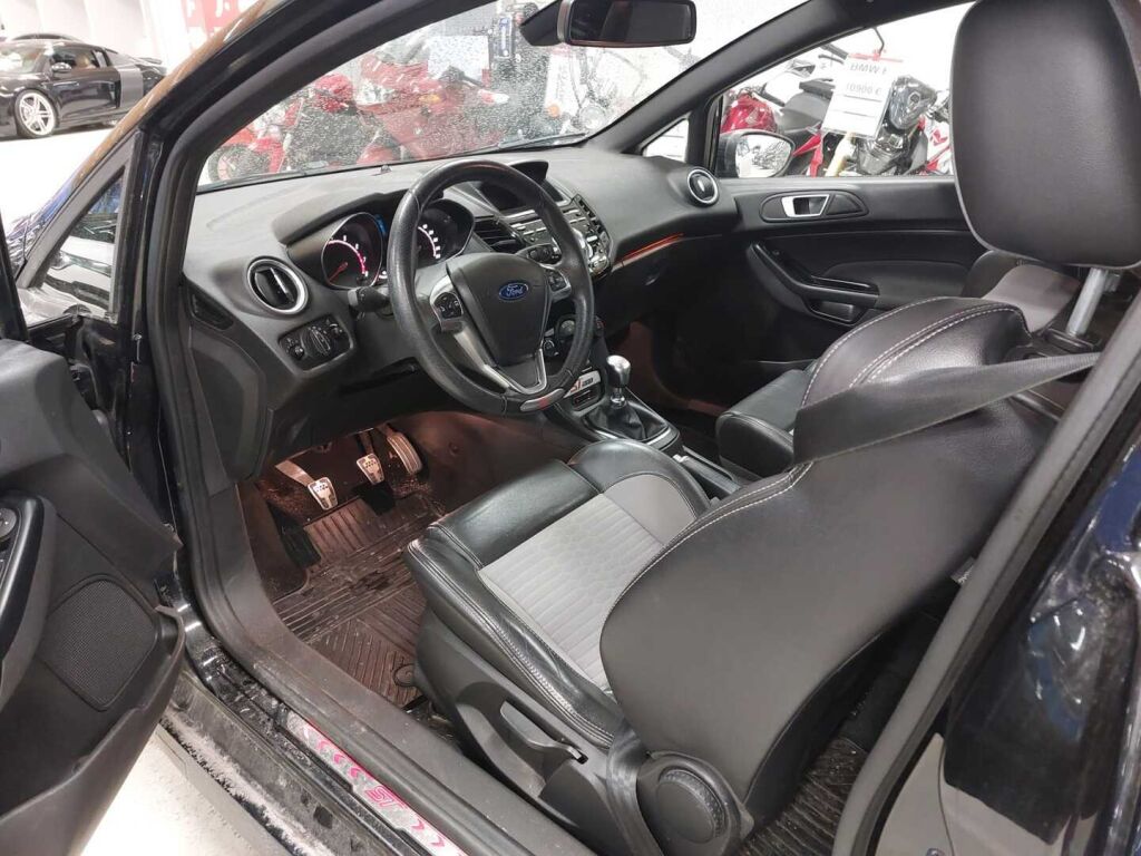 Ford Fiesta 2016 Musta