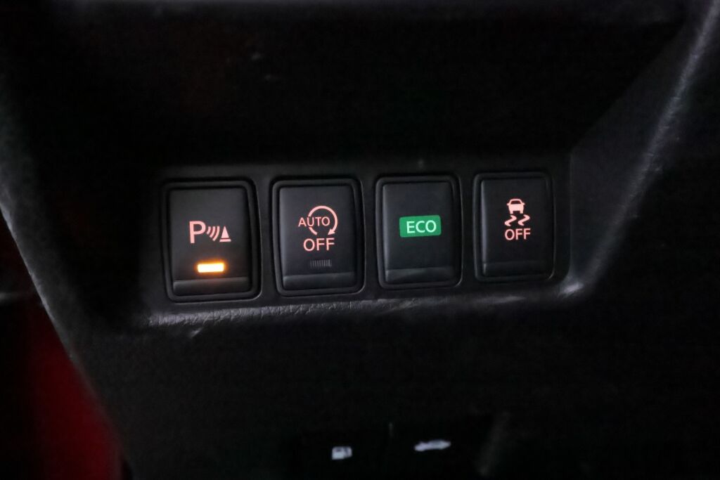 Nissan Qashqai 2016 Punainen