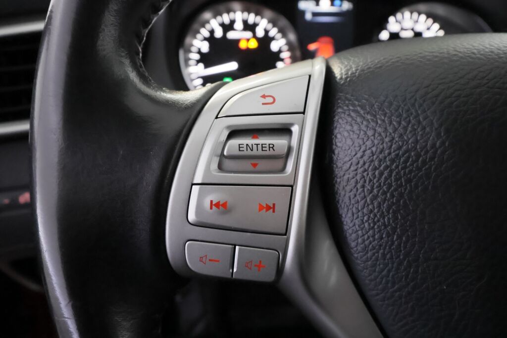 Nissan Qashqai 2016 Punainen