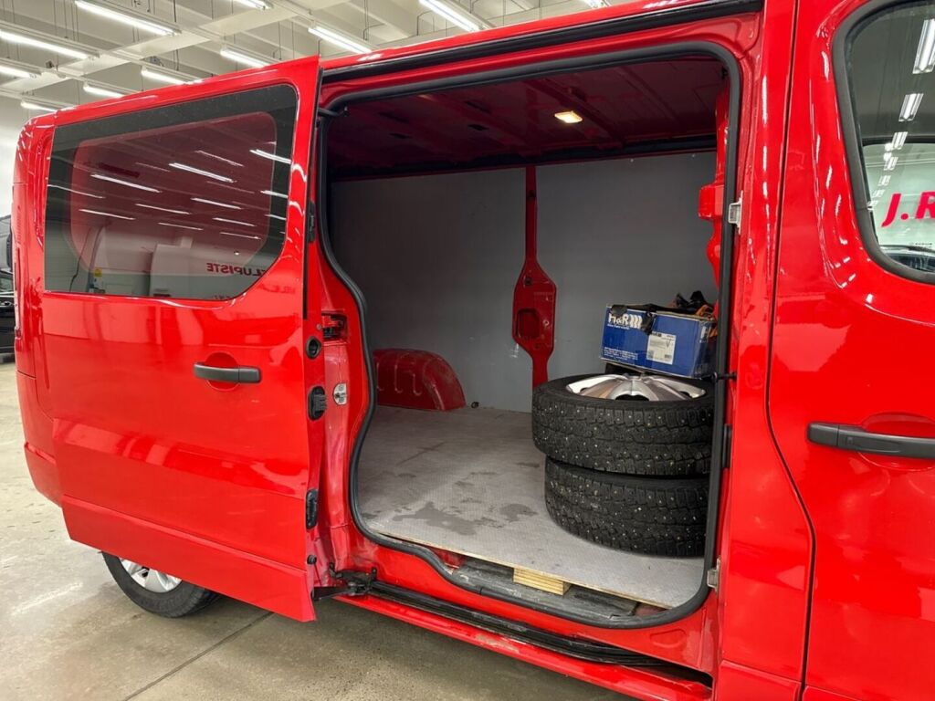 Opel Vivaro 2016 Punainen