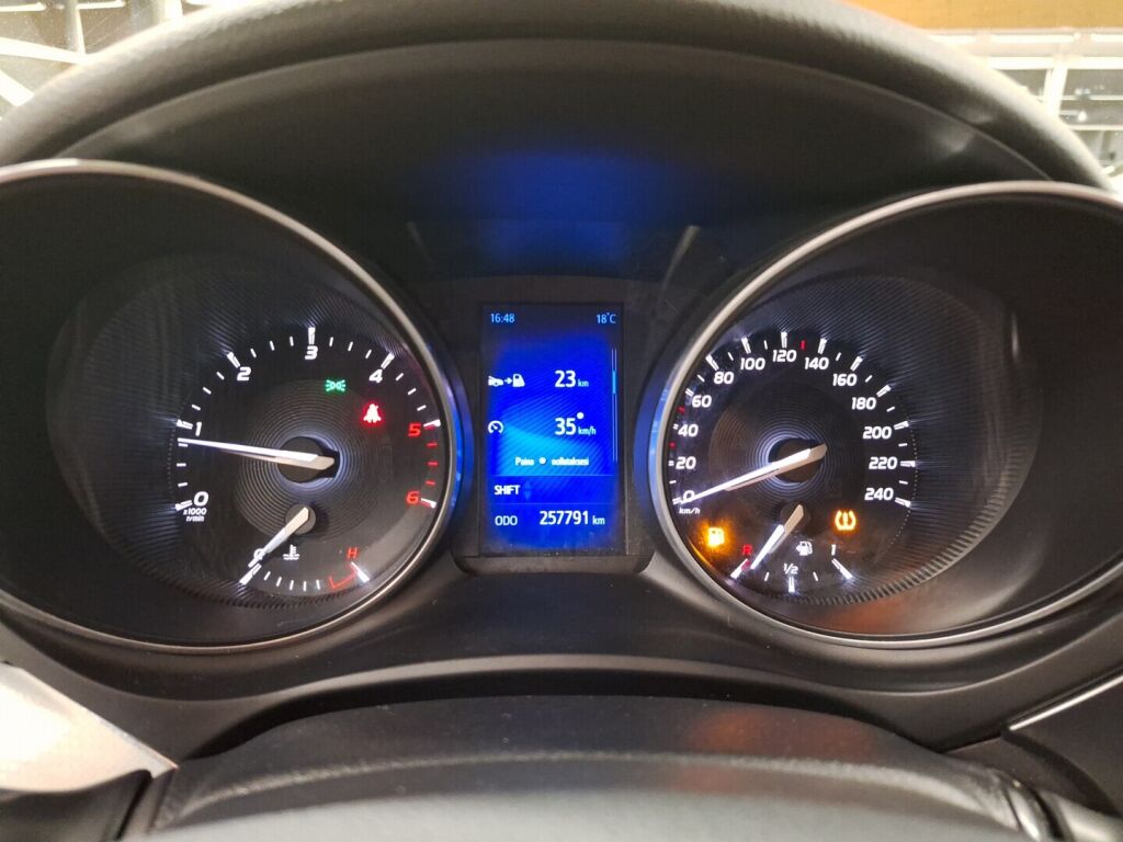 Toyota Avensis 2016 Harmaa