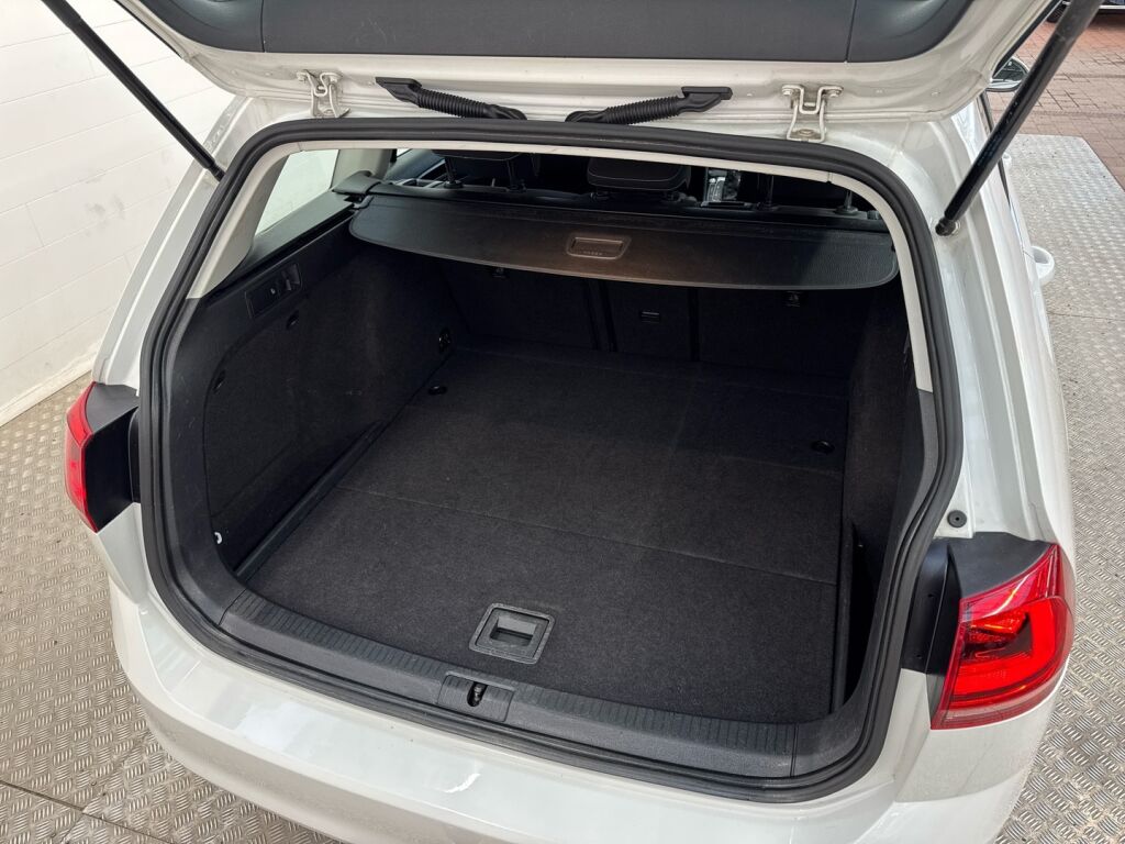 Volkswagen Golf 2016 Valkoinen