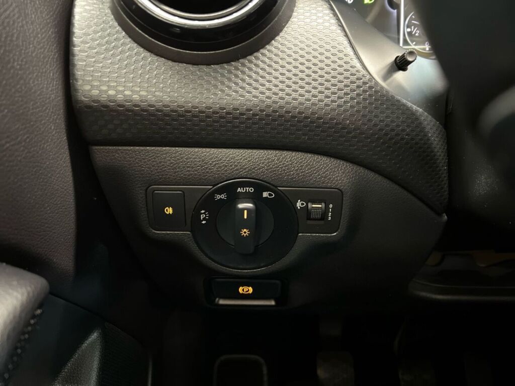 Mercedes-Benz A 2013 Musta
