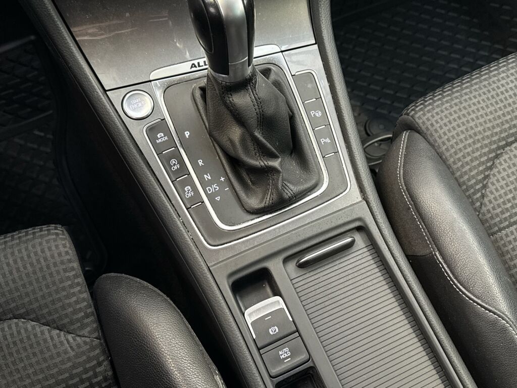 Volkswagen Golf 2017 Punainen