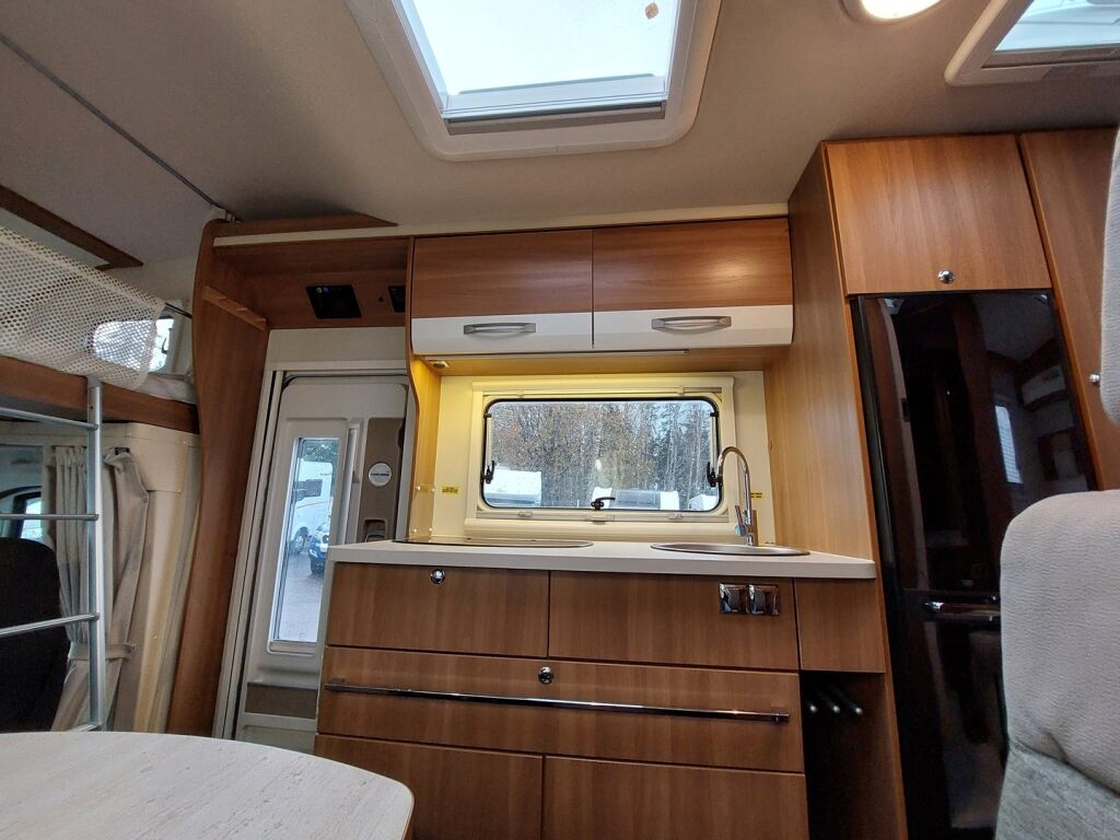 Eura mobil Activa One 690 HB 2017 Valkoinen