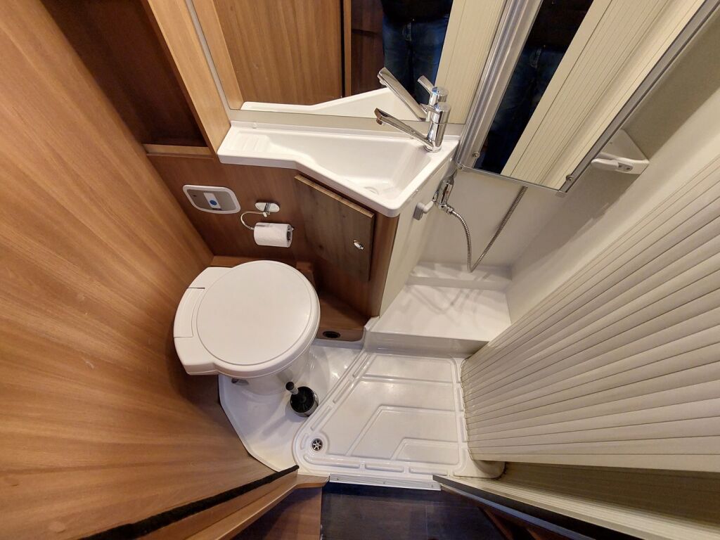 Eura mobil Activa One 690 HB 2017 Valkoinen