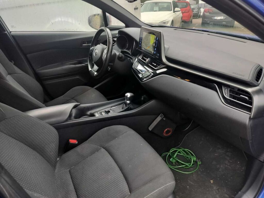 Toyota C-HR 2017 Sininen