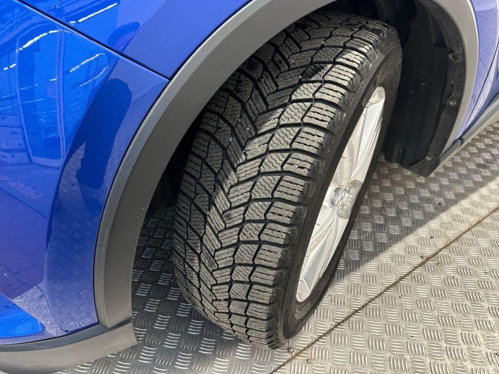 Toyota C-HR 2017 Sininen