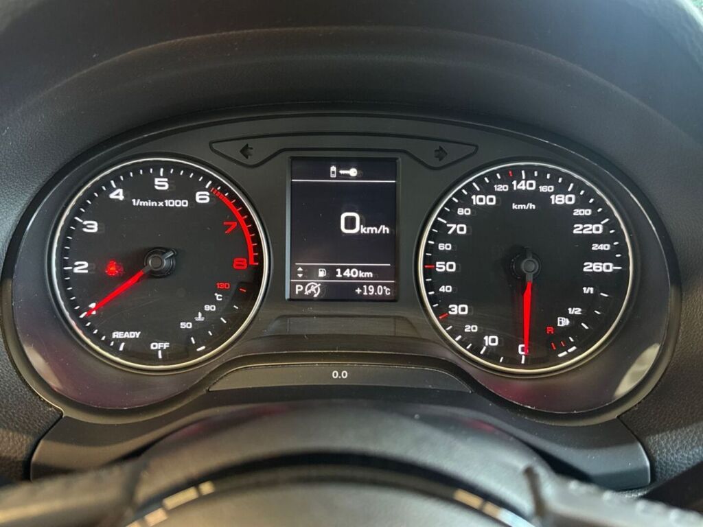 Audi Q2 2017 Musta