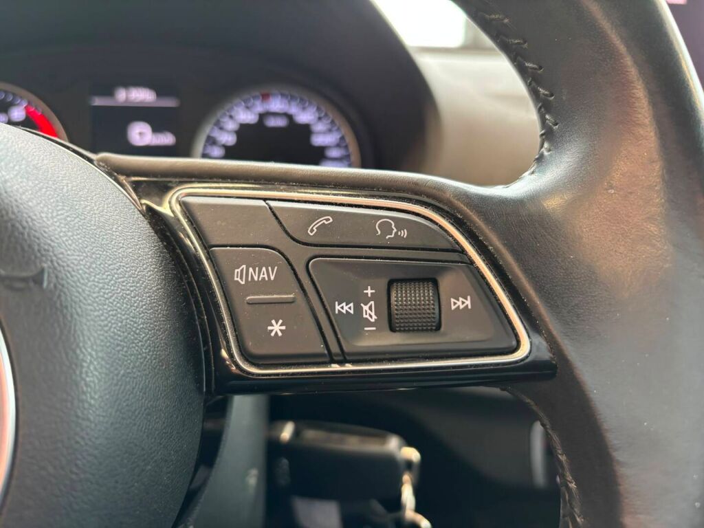 Audi Q2 2017 Musta