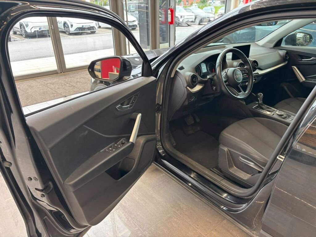 Audi Q2 2017 Musta