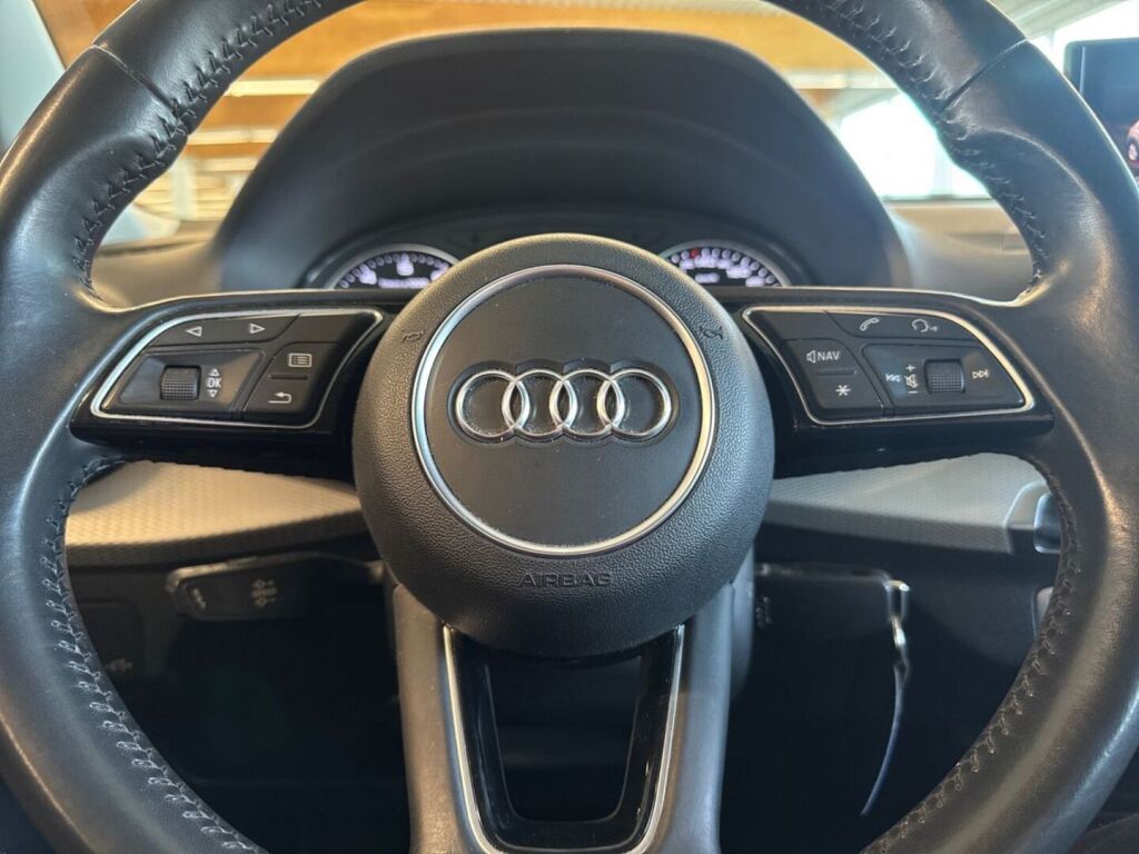 Audi Q2 2017 Musta