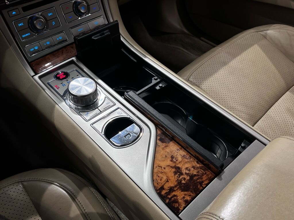 Jaguar XF 2008 Met. Musta