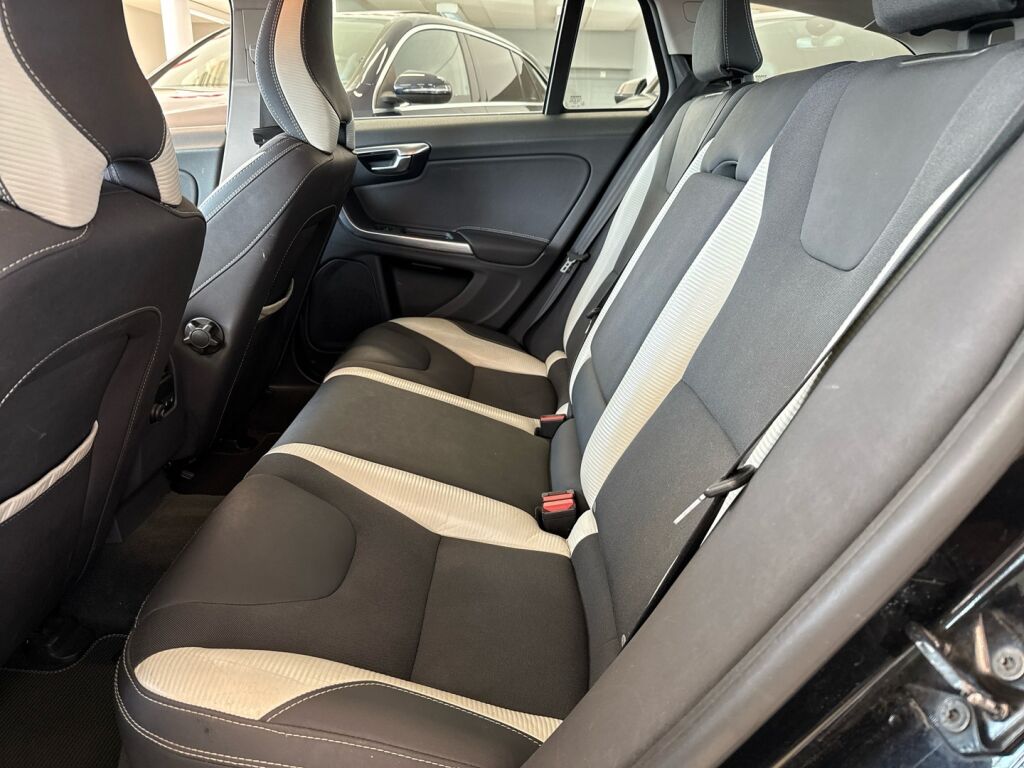 Volvo V60 2011 Musta