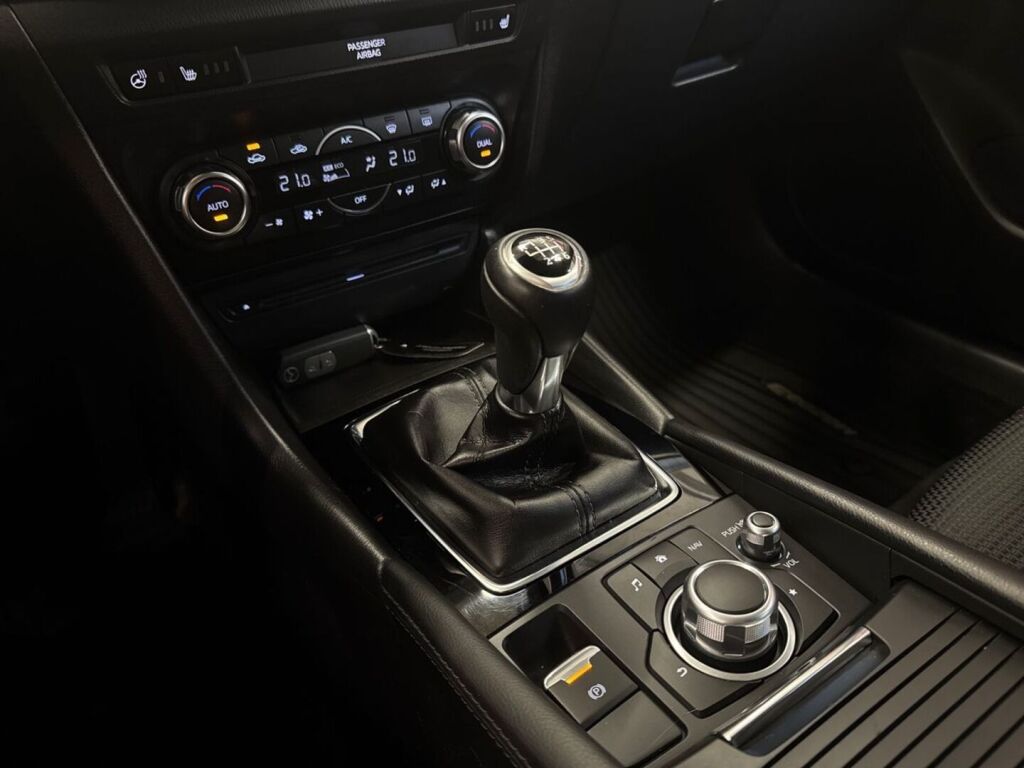 Mazda Mazda3 2018 Punainen