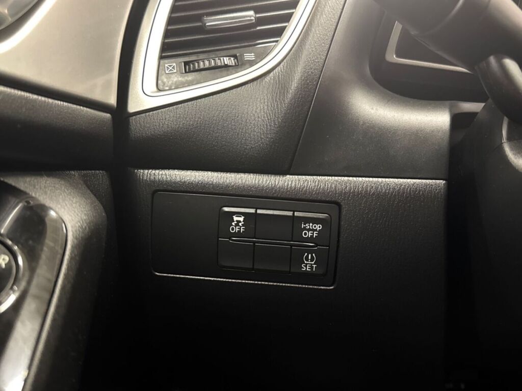 Mazda Mazda3 2018 Punainen