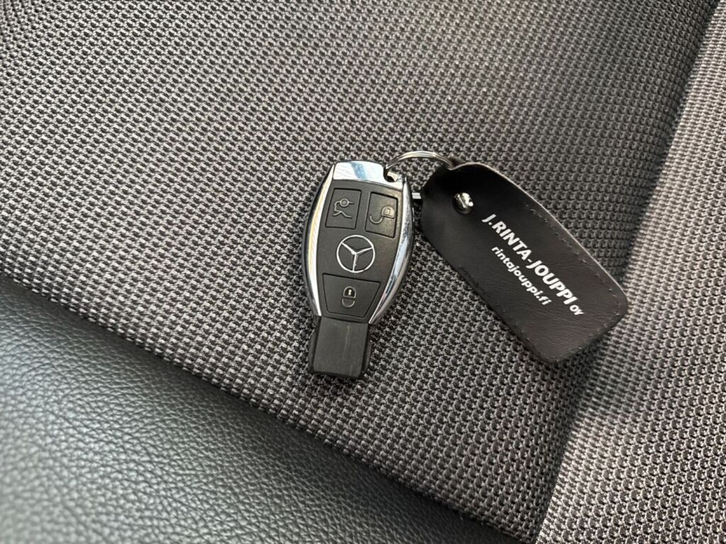 Mercedes-Benz C 2011 Musta