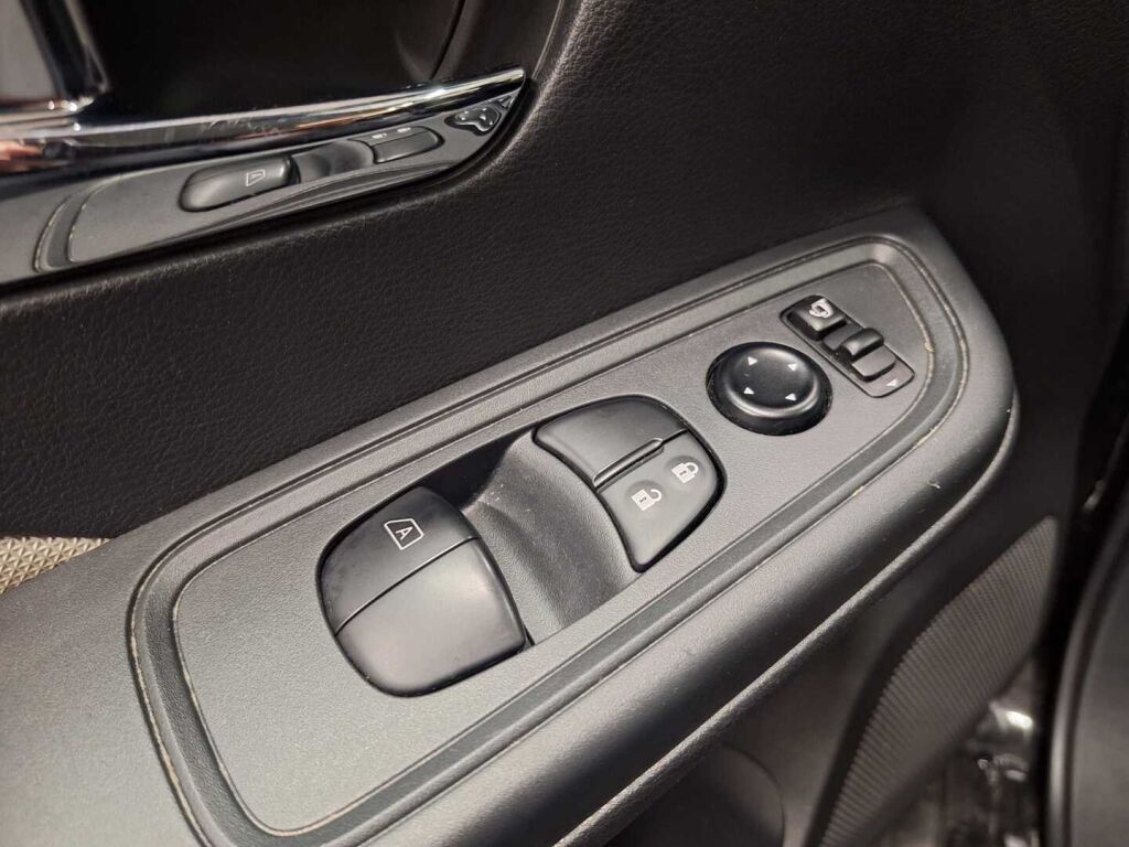 Nissan Micra 2017 Musta