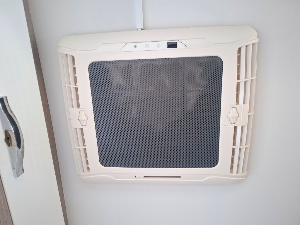 Pössl 2 WIN 640 VAN 2018 Harmaa