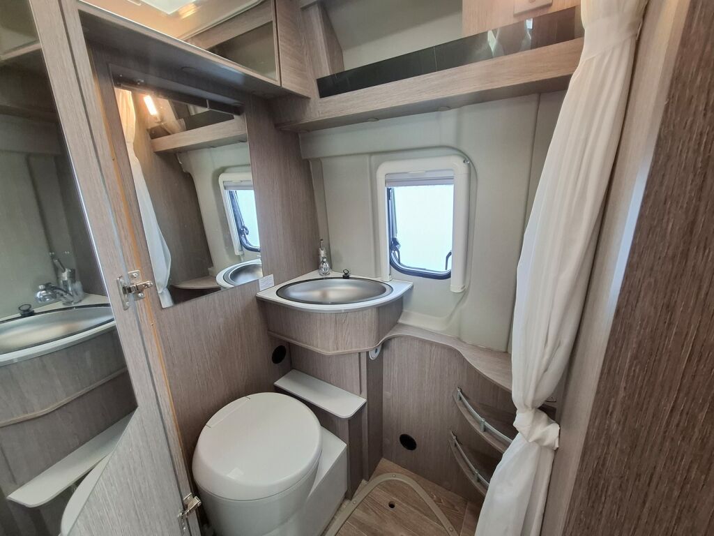 Pössl 2 WIN 640 VAN 2018 Harmaa