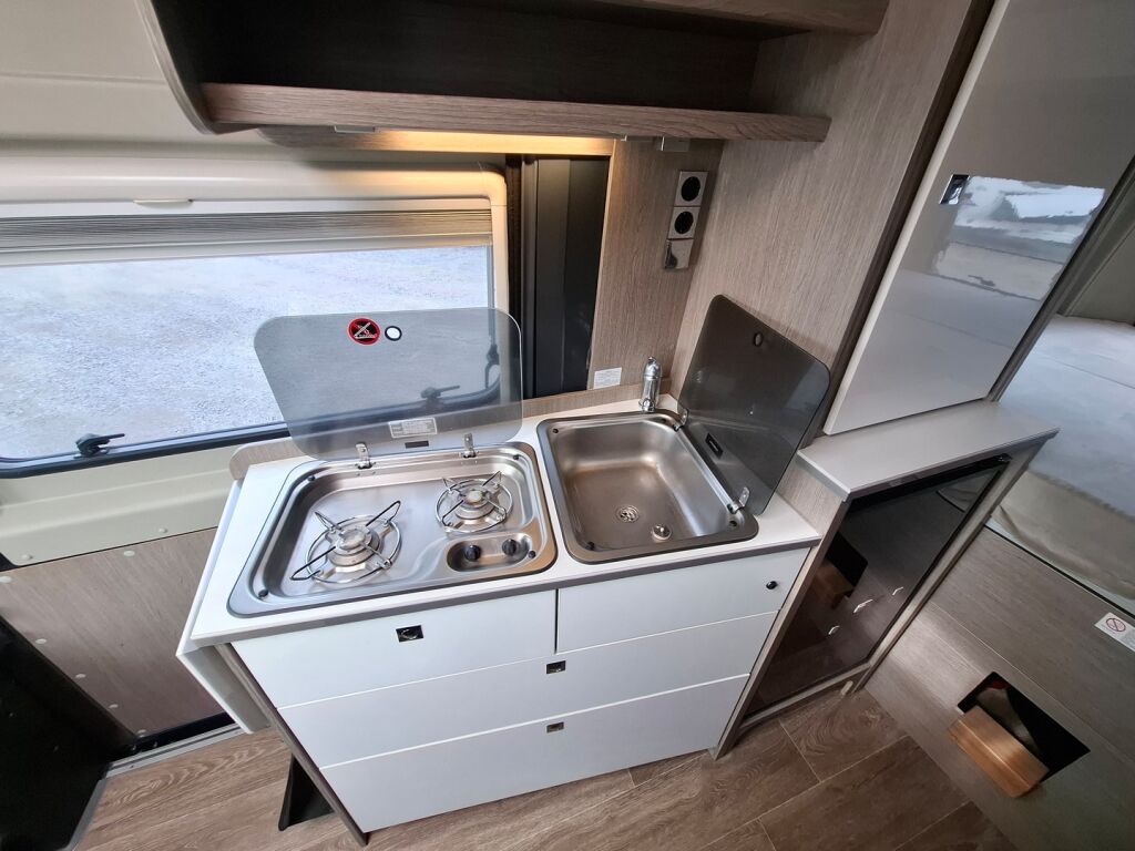 Pössl 2 WIN 640 VAN 2018 Harmaa