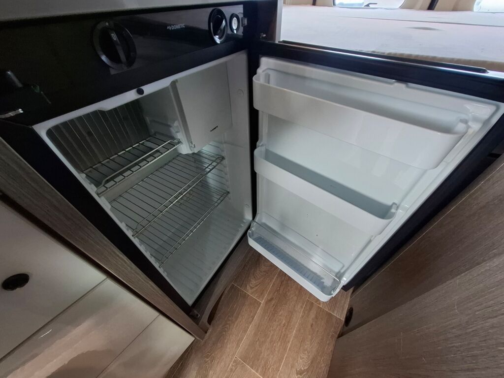 Pössl 2 WIN 640 VAN 2018 Harmaa