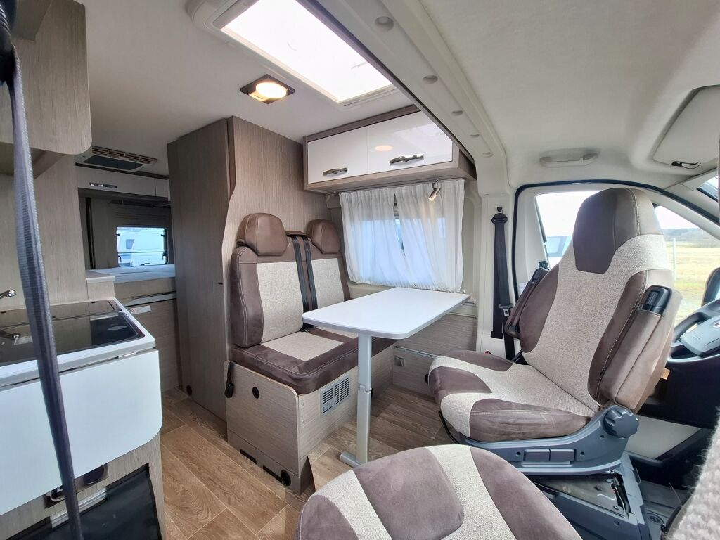 Pössl 2 WIN 640 VAN 2018 Harmaa