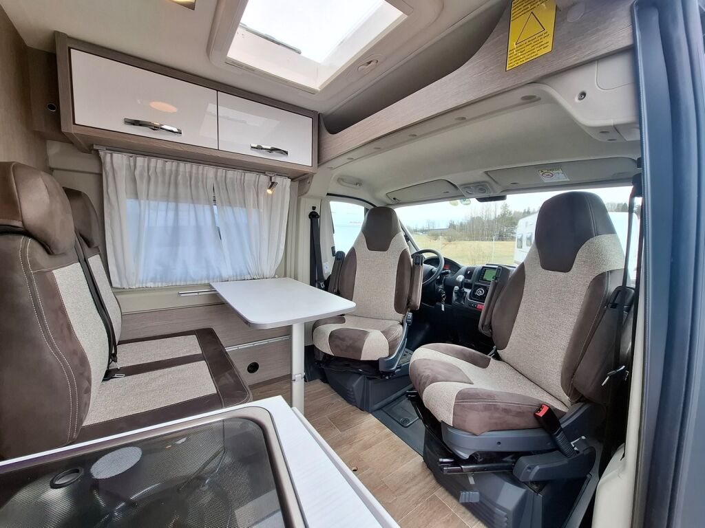 Pössl 2 WIN 640 VAN 2018 Harmaa