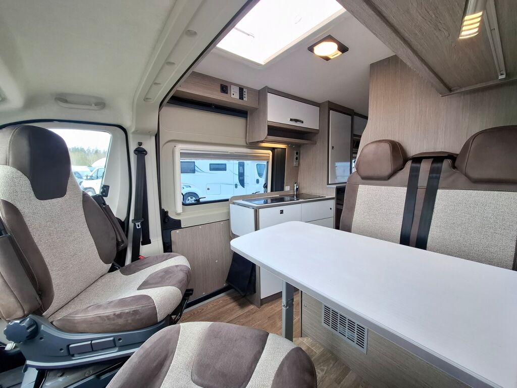 Pössl 2 WIN 640 VAN 2018 Harmaa