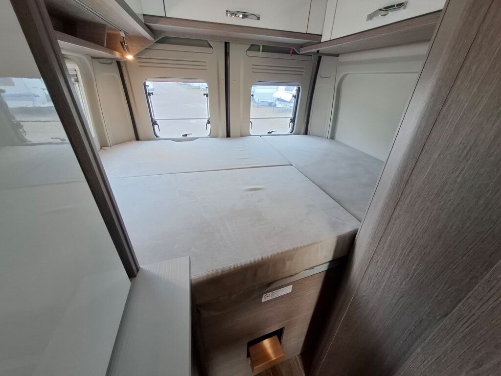 Pössl 2 WIN 640 VAN 2018 Harmaa