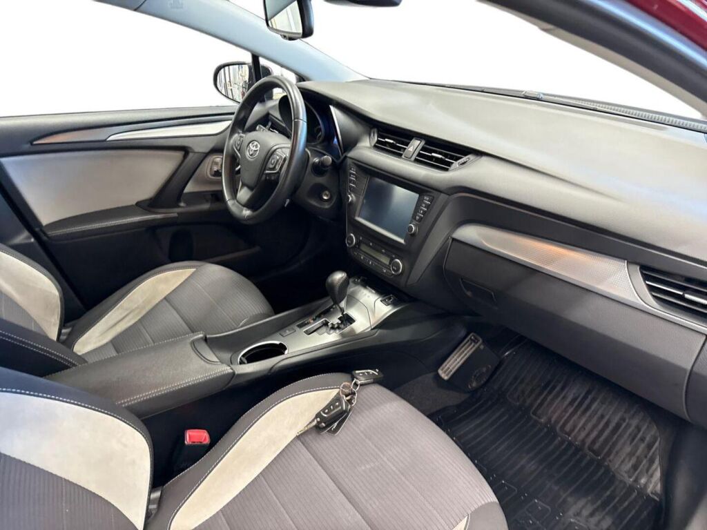 Toyota Avensis 2018 Punainen