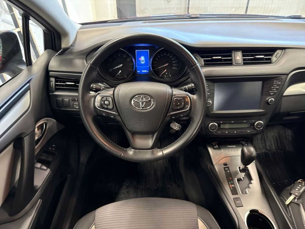 Toyota Avensis 2018 Punainen