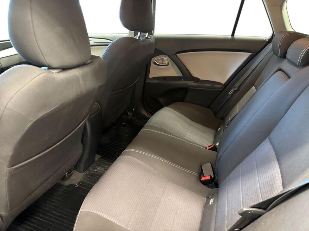 Toyota Avensis 2018 Punainen
