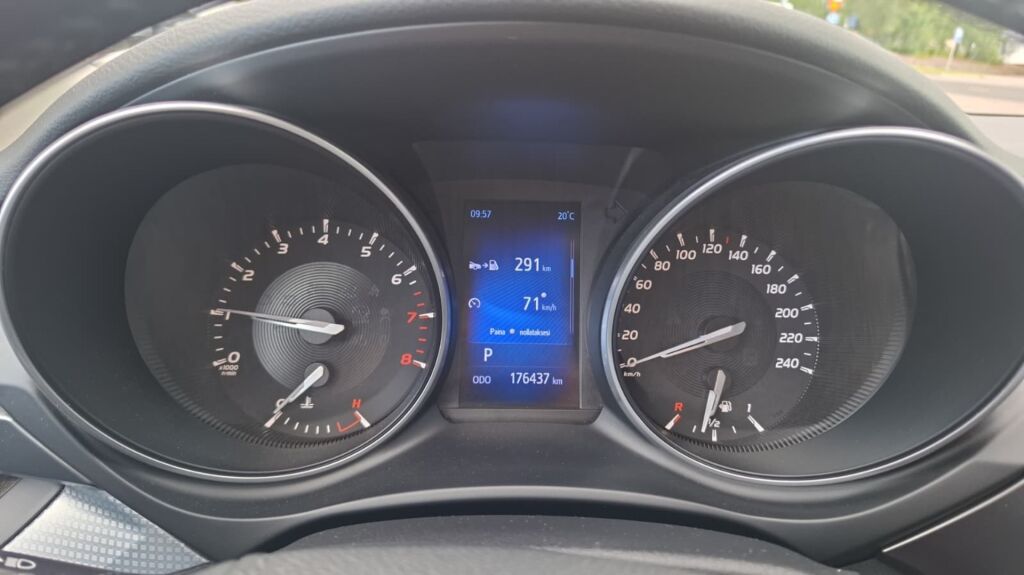 Toyota Avensis 2018 Punainen