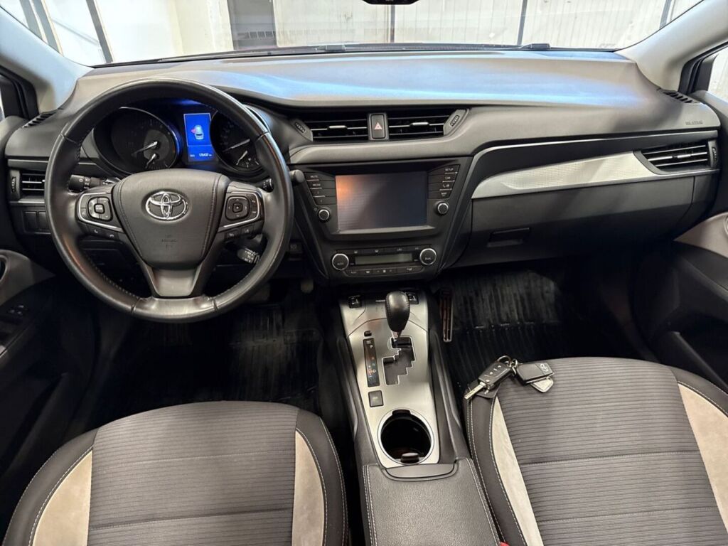 Toyota Avensis 2018 Punainen
