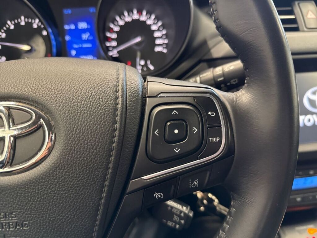 Toyota Avensis 2018 Punainen