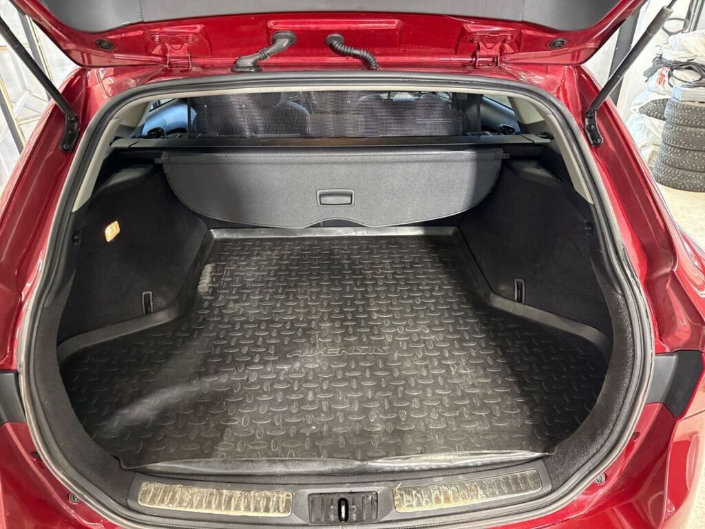 Toyota Avensis 2018 Punainen