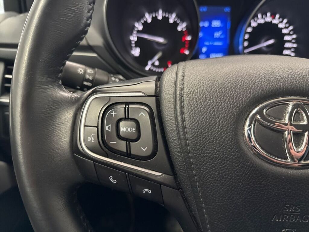Toyota Avensis 2018 Punainen