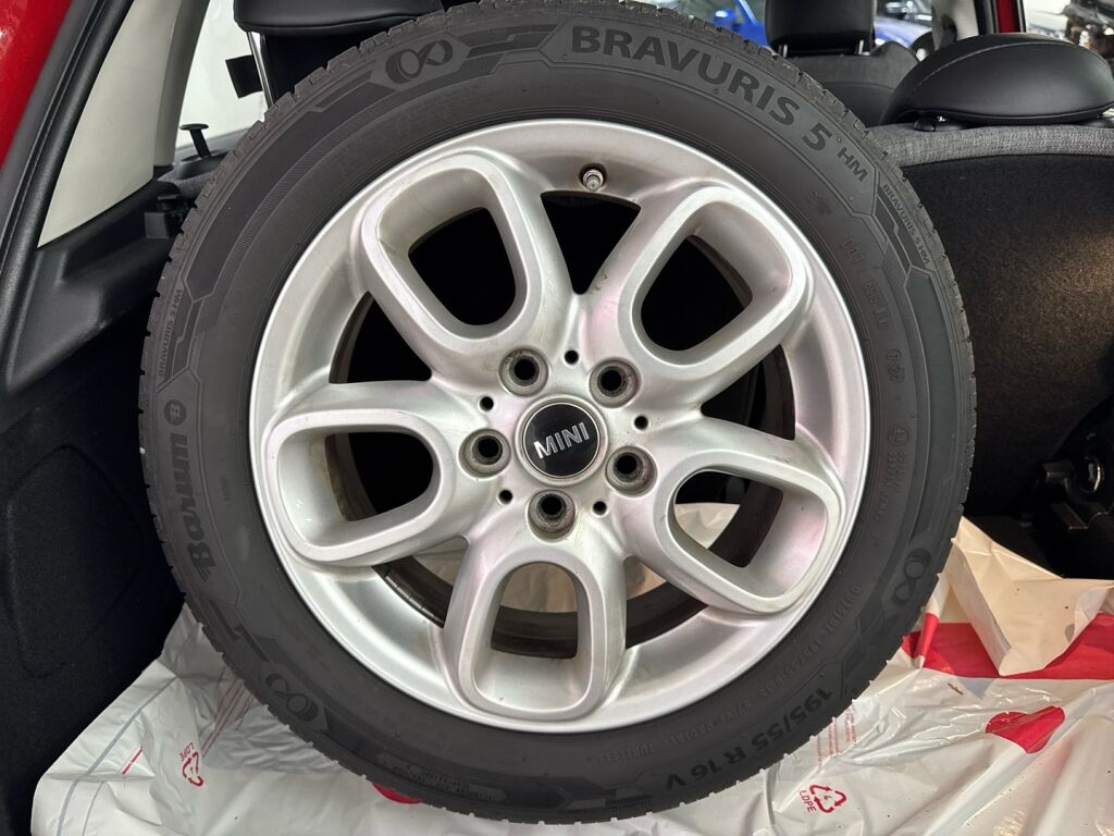 Mini Hatchback 2019 Punainen