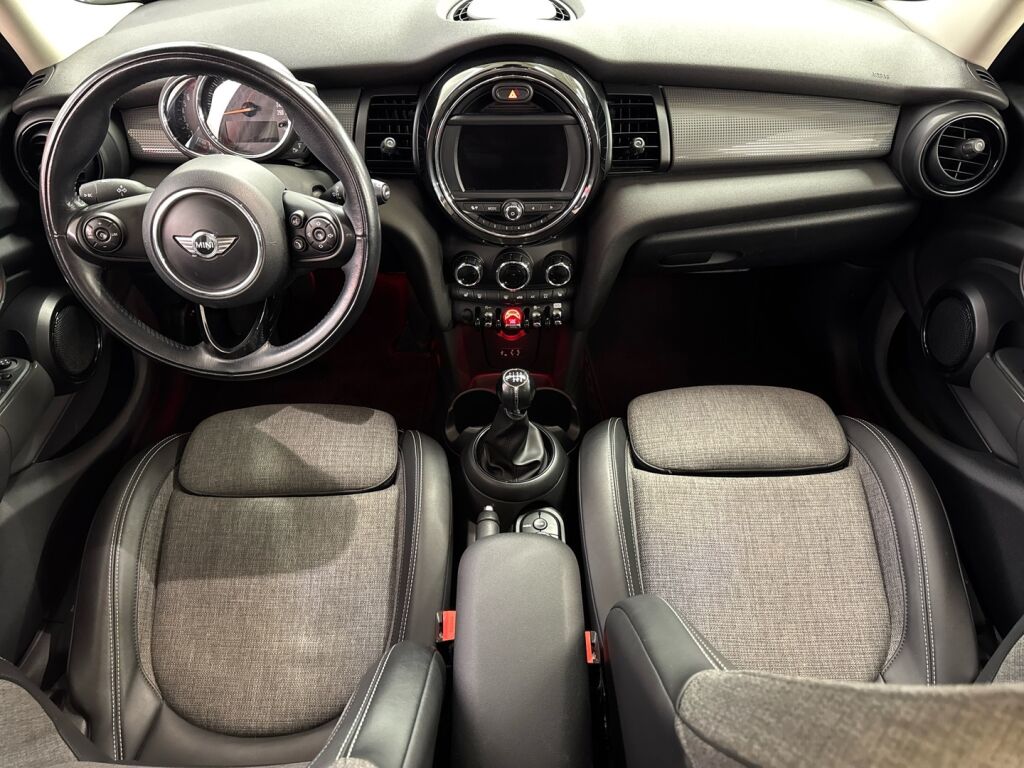 Mini Hatchback 2019 Punainen