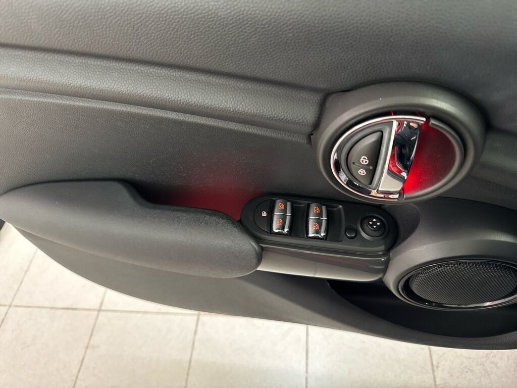 Mini Hatchback 2019 Punainen