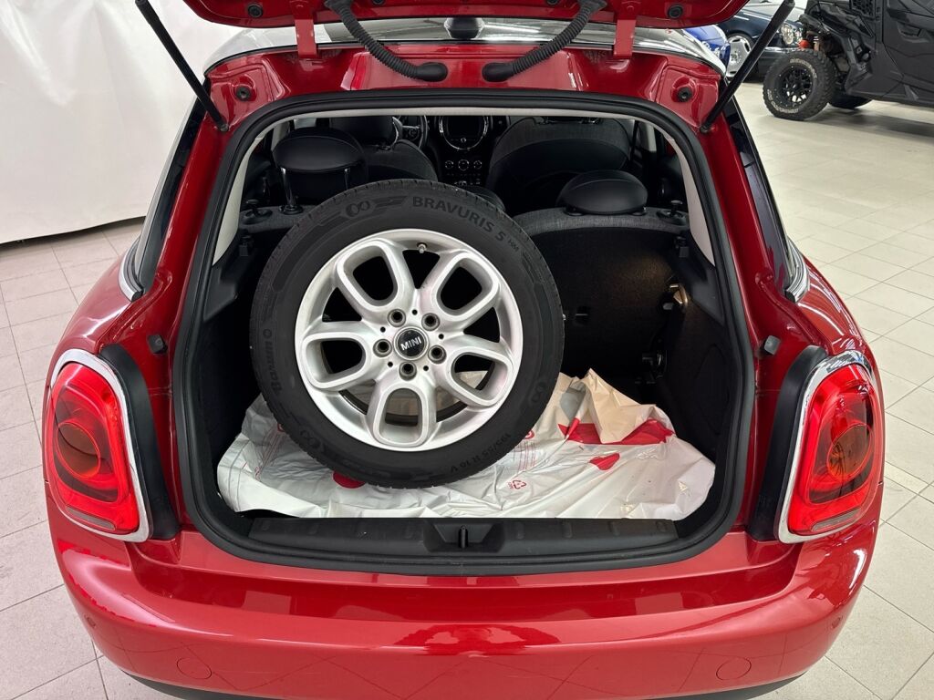 Mini Hatchback 2019 Punainen