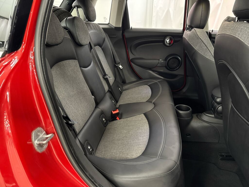 Mini Hatchback 2019 Punainen