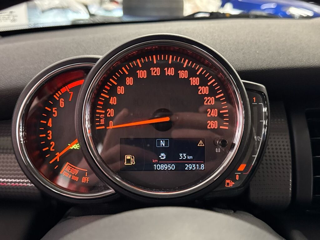 Mini Hatchback 2019 Punainen