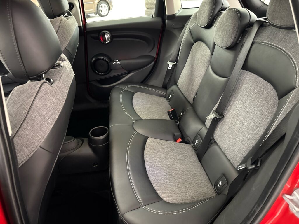 Mini Hatchback 2019 Punainen