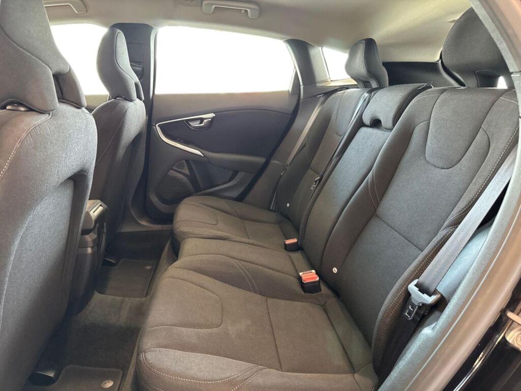 Volvo V40 2018 Musta