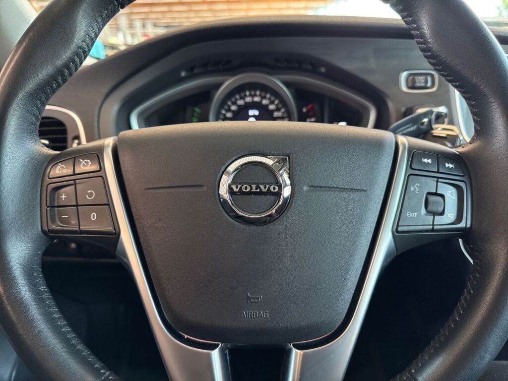 Volvo V40 2018 Musta
