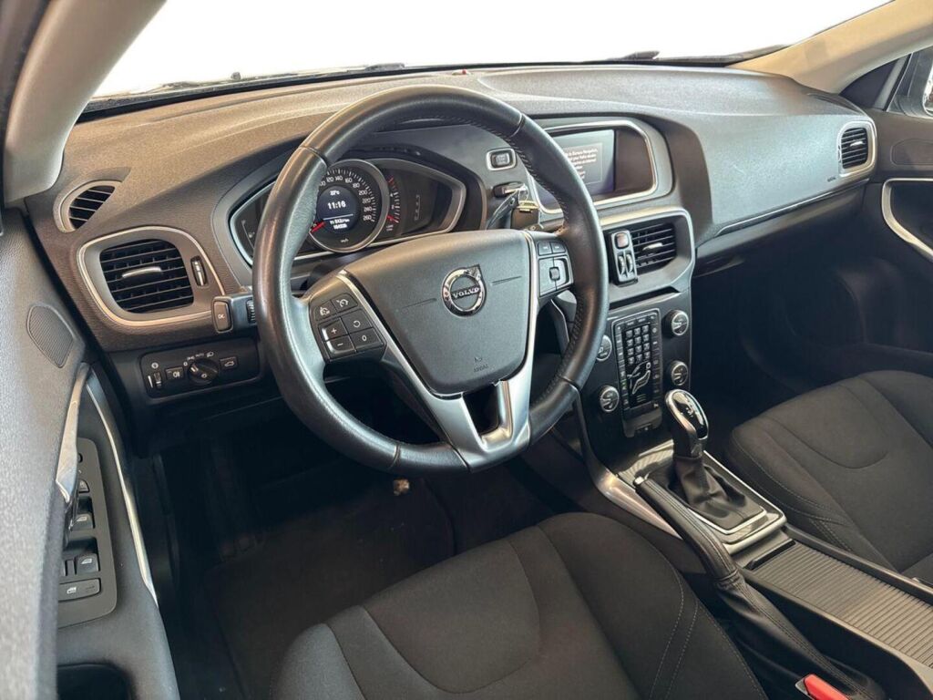 Volvo V40 2018 Musta