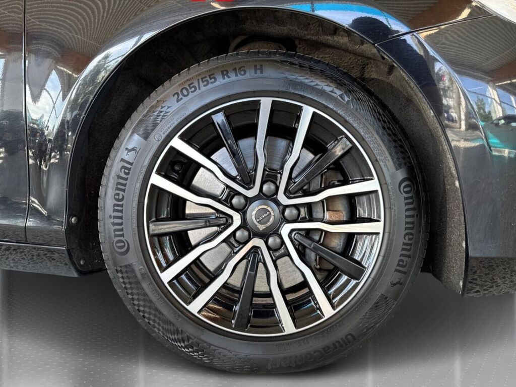 Volvo V40 2018 Musta