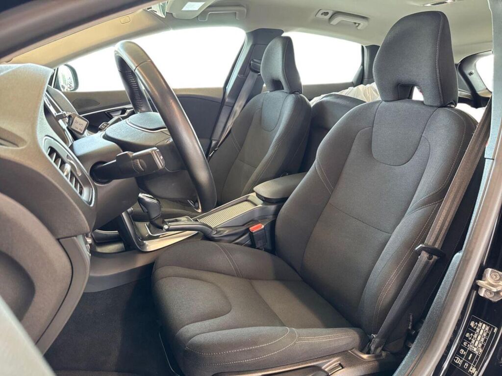 Volvo V40 2018 Musta